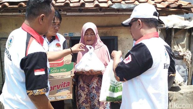 Mbah Rendeng menerima bantuan dari warga