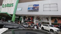 Parkiran Lotus disesaki mobil pengunjung.