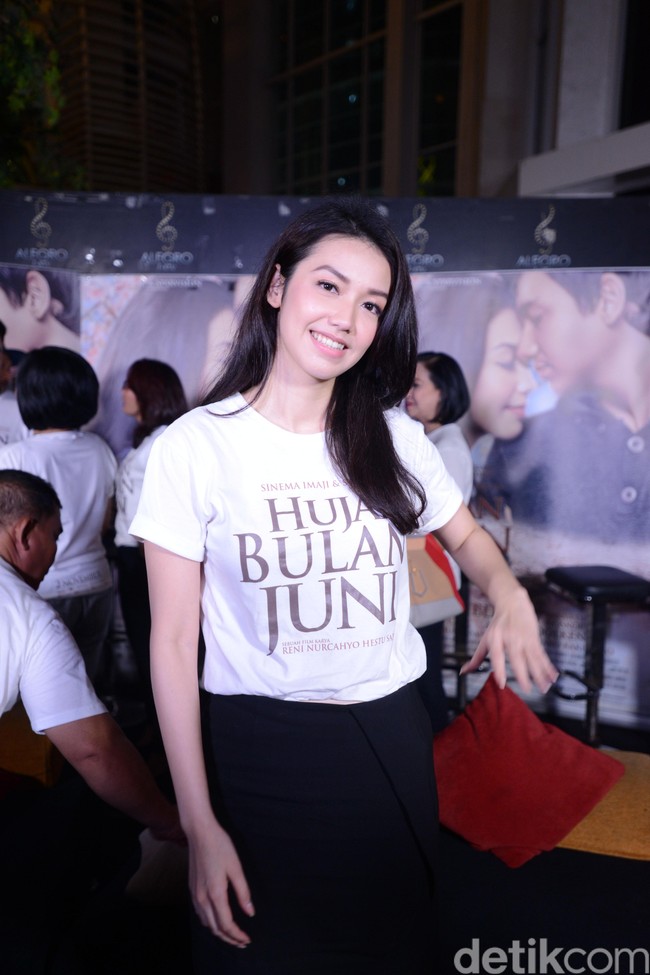 Penampilan Velove Vexia saat jumpa pers film Hujan Bulan Juni pada 2017. Velove bersolek dengan gaya khasnya, rambut panjang yang dibiarkan tergerai bebas. (Foto: Noel/detikcom)