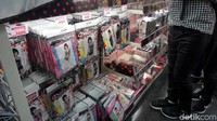 Di rak bagian bawah, ada lingerie-lingerie berwarna gelap. Harga satuannya dibanderol sebesar Rp 200 ribuan. (Wahyu/detikTravel)