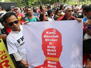 Taksi Online: Mobil Beli Sendiri Kok Dipasangi Stiker?