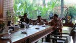 Foto: Jaket Bomber dari Habibie untuk Anies-Sandi