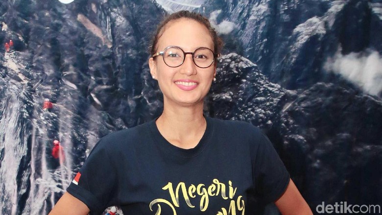 Cerita Nadine Chandrawinata di Negeri Dongeng Cerita Nadine Chandrawinata di Negeri Dongeng