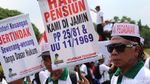 Kakek-kakek Demo Tuntut Pembayaran Pensiun