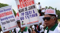 Massa yang tergabung dalam Forum Perjuangan Pensiun Perjan Pegadaian (FP3PP) menggelar aksi di depan Istana Negara, Jakarta, Rabu (25/10).