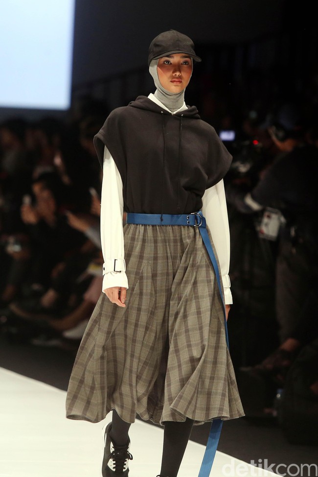 Koleksi Detention Rani Hatta di Jakarta Fashion Week 2018. Foto: Rengga Sancaya/Detikcom