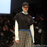 Koleksi Detention Rani Hatta di Jakarta Fashion Week 2018. Foto: Rengga Sancaya/Detikcom