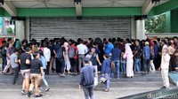 Para pengunjung antre memasuki gerai Lotus.