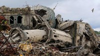 Gedung, rumah, dan masjid yang hancur terlihat di Marawi yang dinyatakan bebas dari ISIS setelah pertempuran panjang dengan pasukan militer Filipina sejak Mei 2017 lalu.