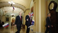 Trump saat itu hendak makan siang dengan senator Partai Republik. Dia berjalan dengan Senator Mitch McConnell.