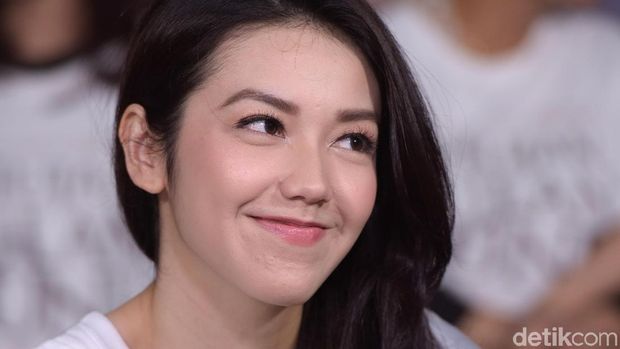 Aktris Velove Vexia masih sibuk berkarya dengan terus beakting di layar lebar. Tapi kapan nikahnya nih?