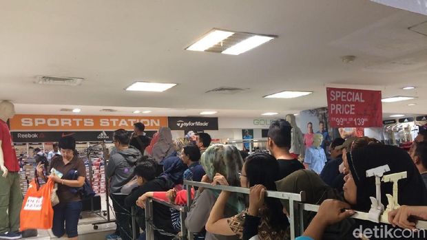 Antrean di gerai sepatu dalam Lotus Department Store