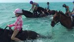 Di Karibia, Kamu Bisa Berkuda di Laut