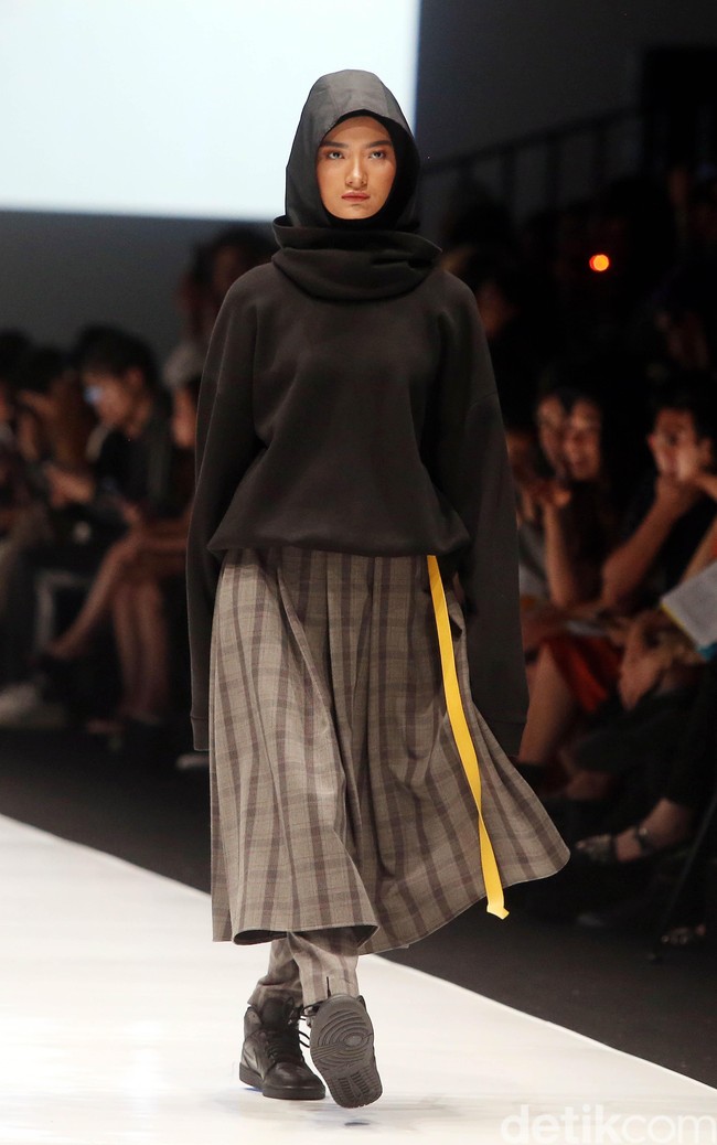 Koleksi Detention Rani Hatta di Jakarta Fashion Week 2018. Foto: Rengga Sancaya/Detikcom