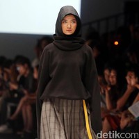 Koleksi Detention Rani Hatta di Jakarta Fashion Week 2018. Foto: Rengga Sancaya/Detikcom