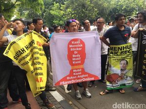 Tolak Aturan Baru, Ratusan Driver Taksi Online Demo