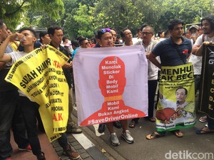 Tolak Aturan Baru, Ratusan Driver Taksi Online Demo