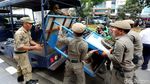 Membandel, Petugas Satpol PP Angkut Gerobak PKL