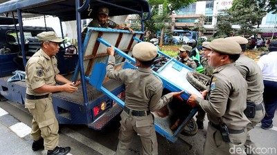 Membandel, Petugas Satpol PP Angkut Gerobak PKL