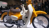 Ini dia desain baru Super Cub 110 yang sangat legendaris itu. Warna kuning emasnya terinspirasi dari motor serupa yang diproduksi pada tahun 1971.  Foto: Andi Sururi