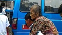 Dulu Mak Eneng sempat bekerja sebagai tukang pijat. Namun, setelah terjadi kecelakaan beberapa tahun lalu, dia tidak dapat melihat dan melakukan aktivitas lain.
