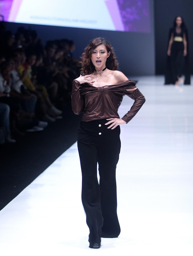 Fashion show Luna Maya berkolaborasi dengan desainer Hartono Gan, yang mengangkat tema Divas in Music di Jakarta Fashion Week 2018, Senayan City, Jakarta, Minggu (22/10/2017). Foto: Mohammad Abduh/Wolipop