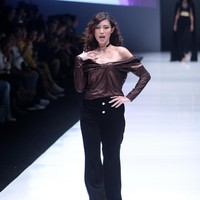 Fashion show Luna Maya berkolaborasi dengan desainer Hartono Gan, yang mengangkat tema Divas in Music di Jakarta Fashion Week 2018, Senayan City, Jakarta, Minggu (22/10/2017). Foto: Mohammad Abduh/Wolipop