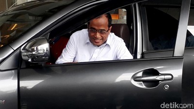 Naik Taksi Online, Menhub Semringah Banget
