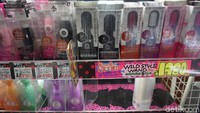 Melangkah ke dalam ruangan, kita bisa melihat dildo dan vibrator dengan beraneka bentuk dan warna dipajang di sana. Harganya berkisar antara 1.980 Yen sampai 4.980 Yen (setara Rp 237 ribu - Rp 597 ribuan) (Wahyu/detikTravel)