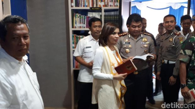 Bagi masyarakat yang akan membuat SIM dapat mengisi waktu menunggunya dengan membaca buku yang disediakan