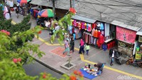 Meski telah berulang kali ditertibkan oleh Satpol PP, masalah PKL di daerah ini tetap tidak terselesaikan.