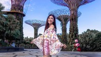 Jamie yang berasal dari Singapura juga gemar traveling dalam negeri lho. Lihat saja pose anggunnya di Gardens By The Bay yang satu ini (@ec24m/Instagram)