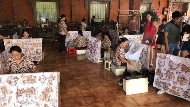Mereka pun diajak belajar membatik