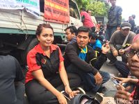 Aksi Wanita Pengemudi Taksi Online Ikut Demo Tolak Aturan Baru