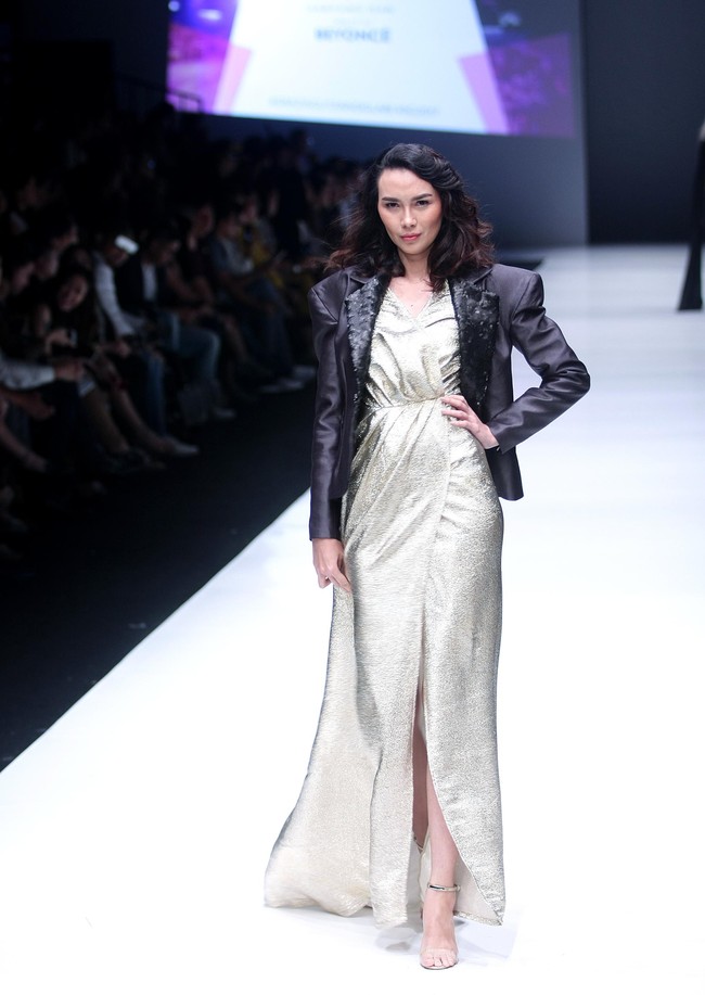Fashion show Luna Maya berkolaborasi dengan desainer Hartono Gan, yang mengangkat tema Divas in Music di Jakarta Fashion Week 2018, Senayan City, Jakarta, Minggu (22/10/2017). Foto: Mohammad Abduh/Wolipop