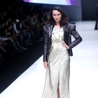 Fashion show Luna Maya berkolaborasi dengan desainer Hartono Gan, yang mengangkat tema Divas in Music di Jakarta Fashion Week 2018, Senayan City, Jakarta, Minggu (22/10/2017). Foto: Mohammad Abduh/Wolipop