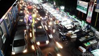 Kendaraan dari arah Jalan Dewi Sartika dan arah Cawang tampak mengular.
