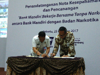 Direktur Utama Mandiri Kartika Wirjoatmodjo dan Kepala BNN Komjen Budi Waseso melakukan penandatanganan MoU (Foto: detikcom)