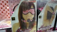 Di rak, dipajang juga bermacam-macam aksesoris seperti borgol, penutup mata, sampai penyumpal mulut. Kemasan produk aksesoris ini dihiasi oleh model-model wanita yang bergaya seronok. Hii.. (Wahyu/detikTravel)