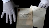 Sebagai gantinya, Einstein memberikan dua catatan yang ditulisnya. Catatan itu ditulis dalam Bahasa Jerman.
