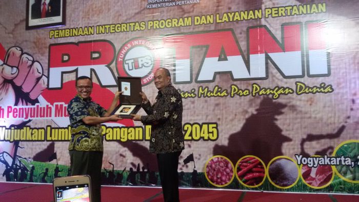 Foto: Wagub DIY KGPAA Paku Alam X dan Irjen Kementan Justan Riduan Siahaan pada acara pembinaan untuk penyuluh pertanian (Edzan Raharjo)) Foto: Wagub DIY KGPAA Paku Alam X dan Irjen Kementan Justan Riduan Siahaan pada acara pembinaan untuk penyuluh pertanian (Edzan Raharjo))