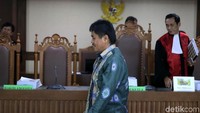 Dalam proyek Jalan Taniwel-Saleman senilai Rp 54,32 miliar, Musa disebut menerima 4,48 persen dari Abdul Khoir. Sementara untuk proyek Jalan Piru-Waisala senilai Rp 50,44 miliar, Musa menerima Rp 3,52 miliar.