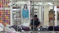 Di sejumlah rak barang-barang seperti baju dan sepatu nyaris ludes, bahkan ada yang sudah kosong sama sekali.