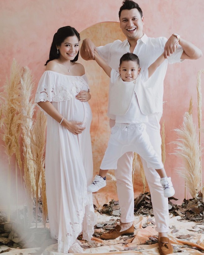 Konsep pemotretan yang satu ini dilakukan Titi Kamal bersama Christian Sugiono dan anak pertamanya, Arjuna Zayan Sugiono. Cute and sweet! Foto: Instagram