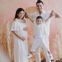 Konsep pemotretan yang satu ini dilakukan Titi Kamal bersama Christian Sugiono dan anak pertamanya, Arjuna Zayan Sugiono. Cute and sweet! Foto: Instagram