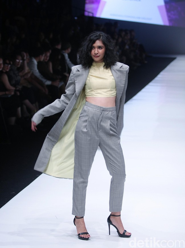 Fashion show Luna Maya berkolaborasi dengan desainer Hartono Gan, yang mengangkat tema Divas in Music di Jakarta Fashion Week 2018, Senayan City, Jakarta, Minggu (22/10/2017). Foto: Mohammad Abduh/Wolipop