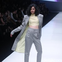 Fashion show Luna Maya berkolaborasi dengan desainer Hartono Gan, yang mengangkat tema Divas in Music di Jakarta Fashion Week 2018, Senayan City, Jakarta, Minggu (22/10/2017). Foto: Mohammad Abduh/Wolipop