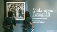 Jim Supangkat dan Arbain Rambey menjadi kurator dari koleksi pameran foto hitam putih ini.
