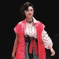 Menariknya, busana tersebut dipadu dengan vest merah yang terbuat dari material ramah lingkungan bioplastik. (Foto: Instagram/the_theme_ig)