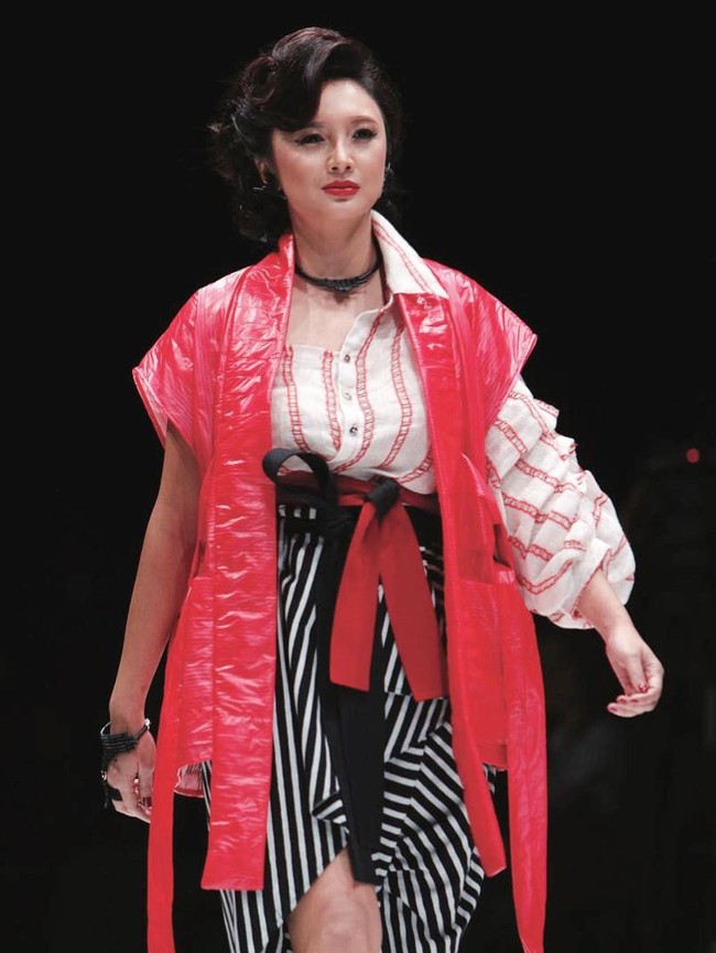 Menariknya, busana tersebut dipadu dengan vest merah yang terbuat dari material ramah lingkungan bioplastik. (Foto: Instagram/the_theme_ig)